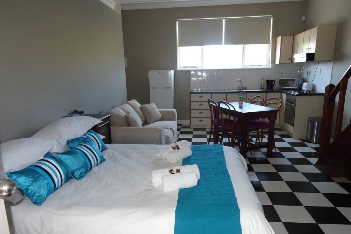 Phòng (Self Catering) | Bộ đồ giường cao cấp, két bảo mật tại phòng 
