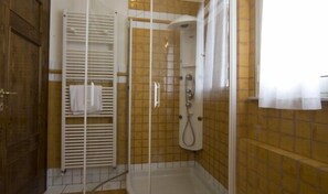 Standard Double Room | Bathroom shower - B&B Lucca Porta S. Anna (Lucca)