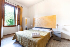 Ropa de cama de alta calidad, escritorio y wifi gratis 