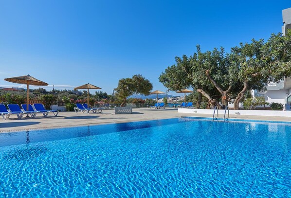 2 piscines extérieures, parasols de plage, chaises longues