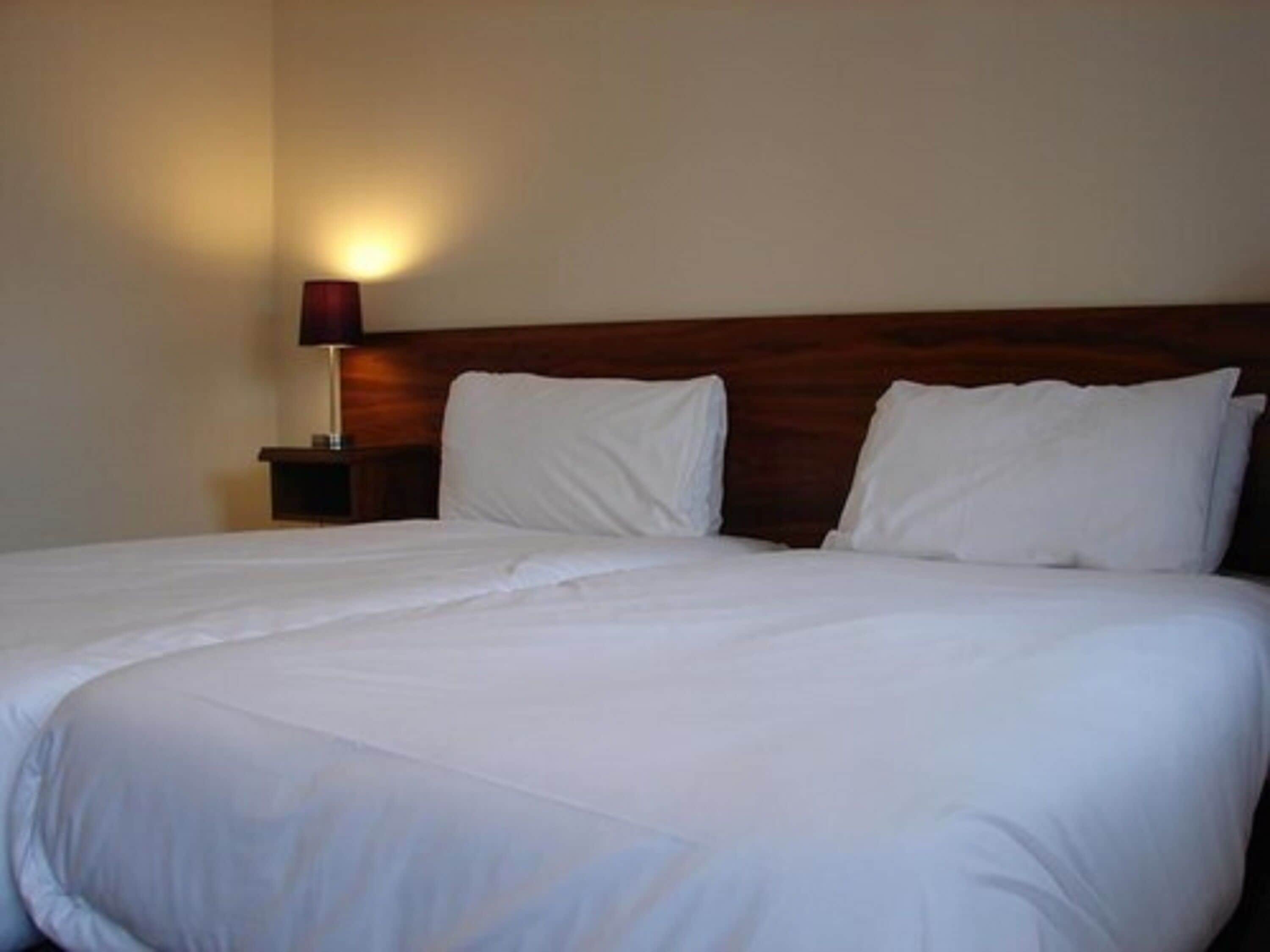 twin room | desk, iron/ironing board, free wifi, bed sheets