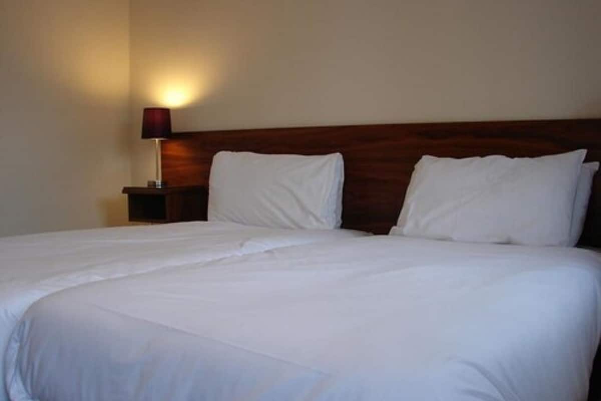 twin room | desk, iron/ironing board, free wifi, bed sheets
