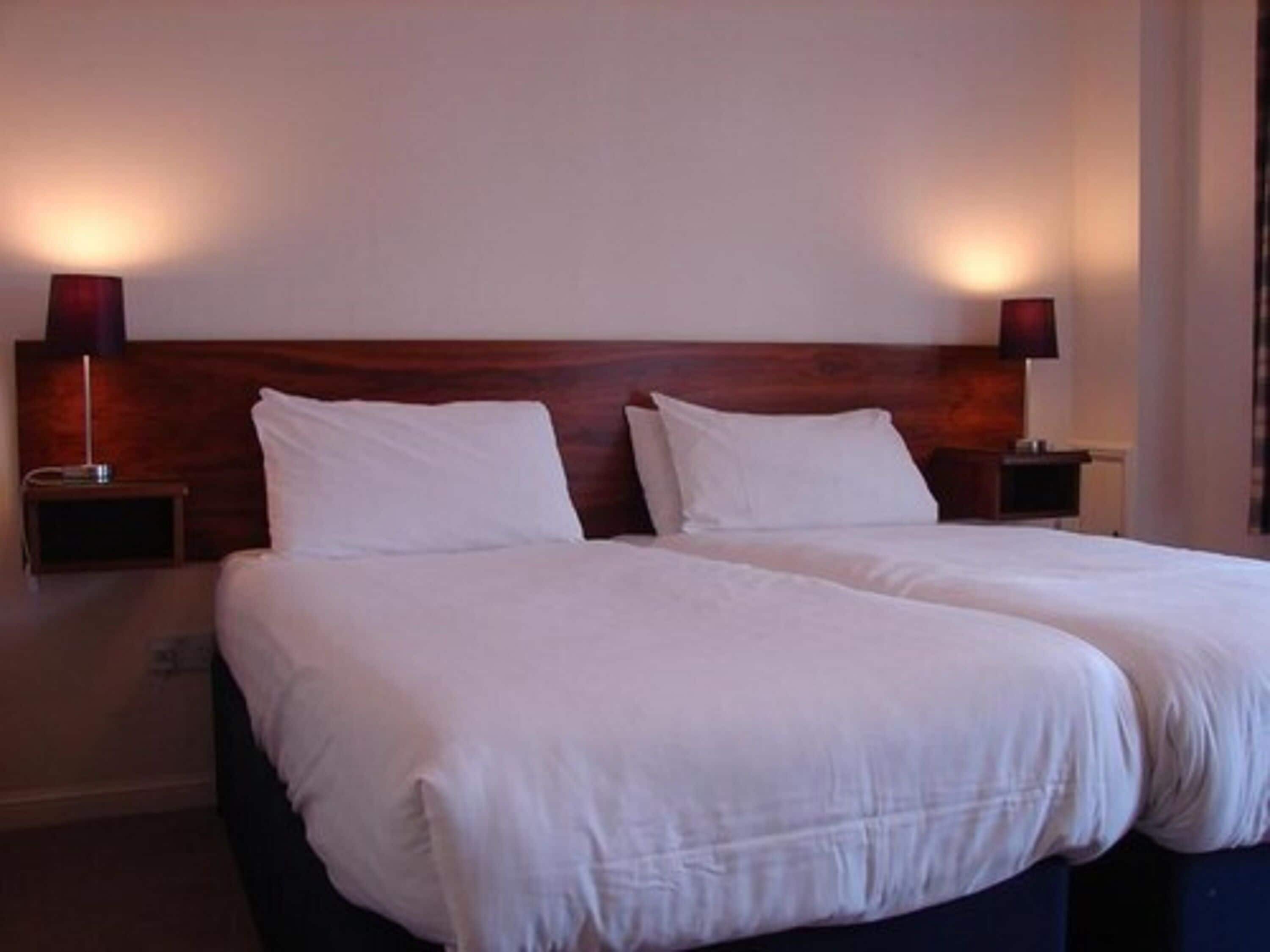twin room | desk, iron/ironing board, free wifi, bed sheets