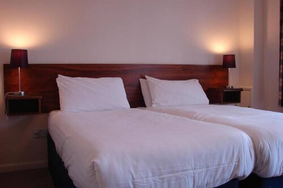 twin room | desk, iron/ironing board, free wifi, bed sheets