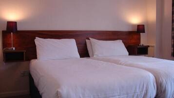 Twin Room | Desk, iron/ironing board, free WiFi, bed sheets