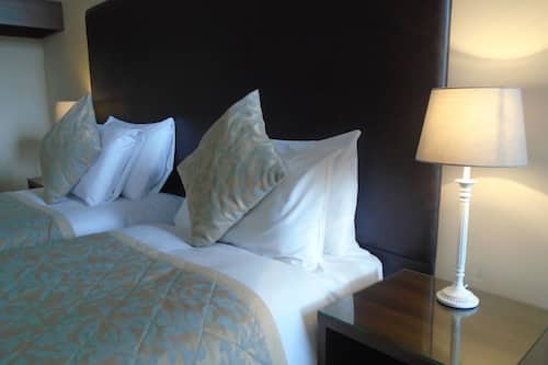 Habitación doble | Escritorio, tabla de planchar con plancha, wifi gratis y ropa de cama