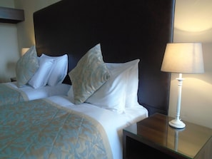 Habitación doble | Escritorio, tabla de planchar con plancha, wifi gratis y ropa de cama