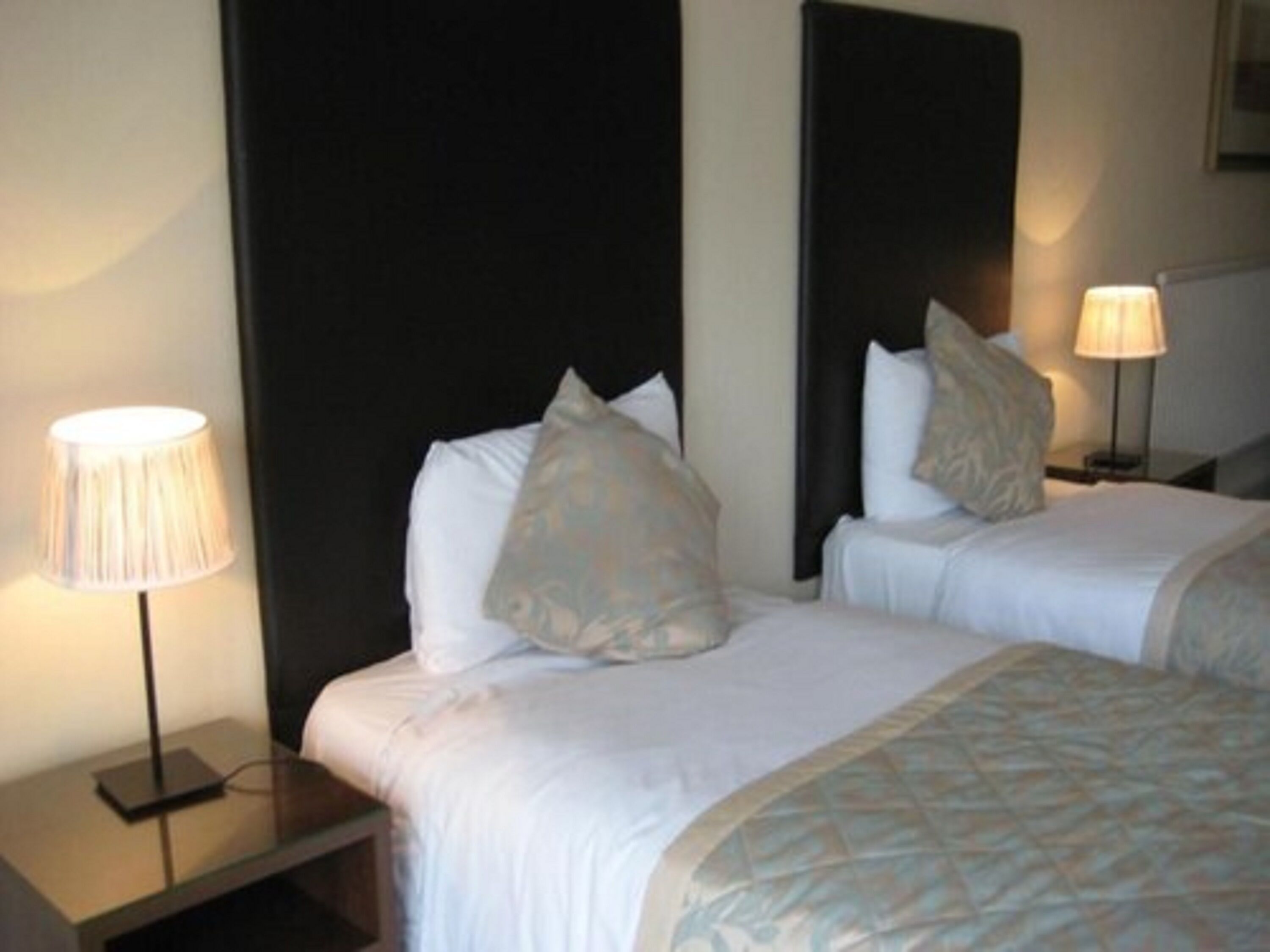 twin room | desk, iron/ironing board, free wifi, bed sheets