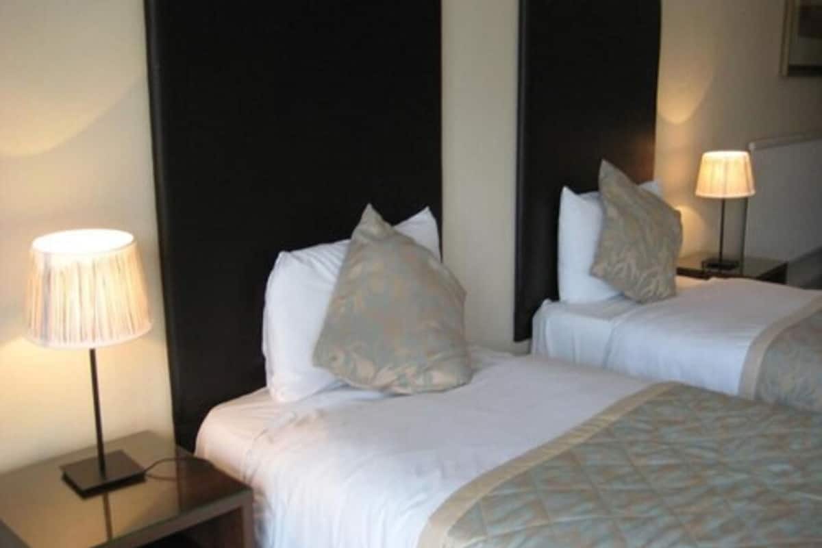 twin room | desk, iron/ironing board, free wifi, bed sheets