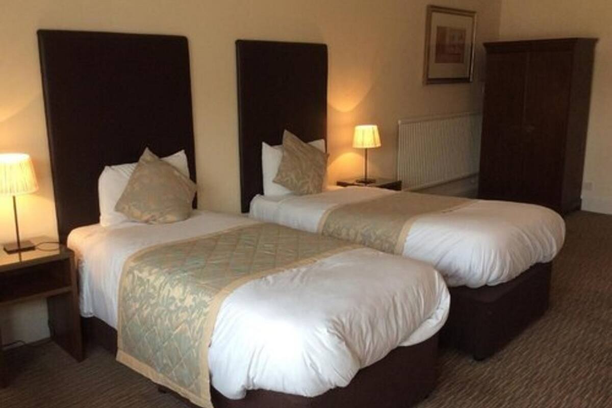 twin room | desk, iron/ironing board, free wifi, bed sheets