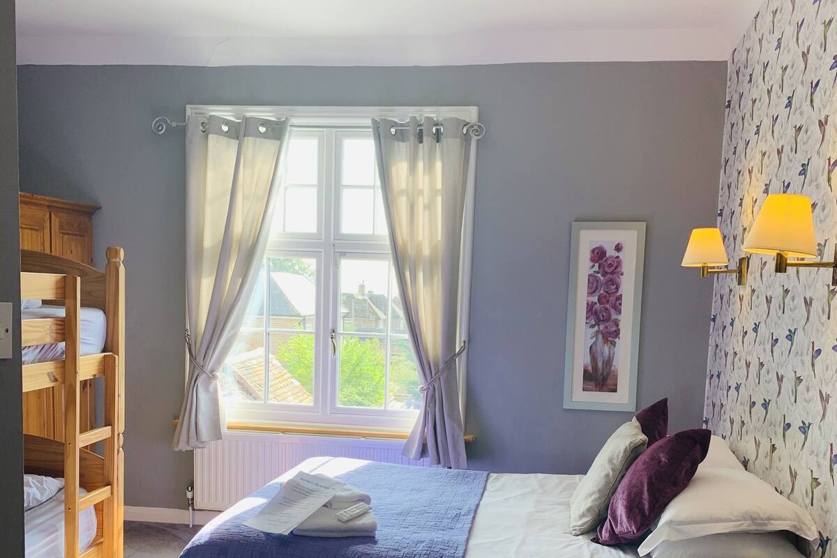 Suite, Ensuite (1 Double & 2 Single beds)
