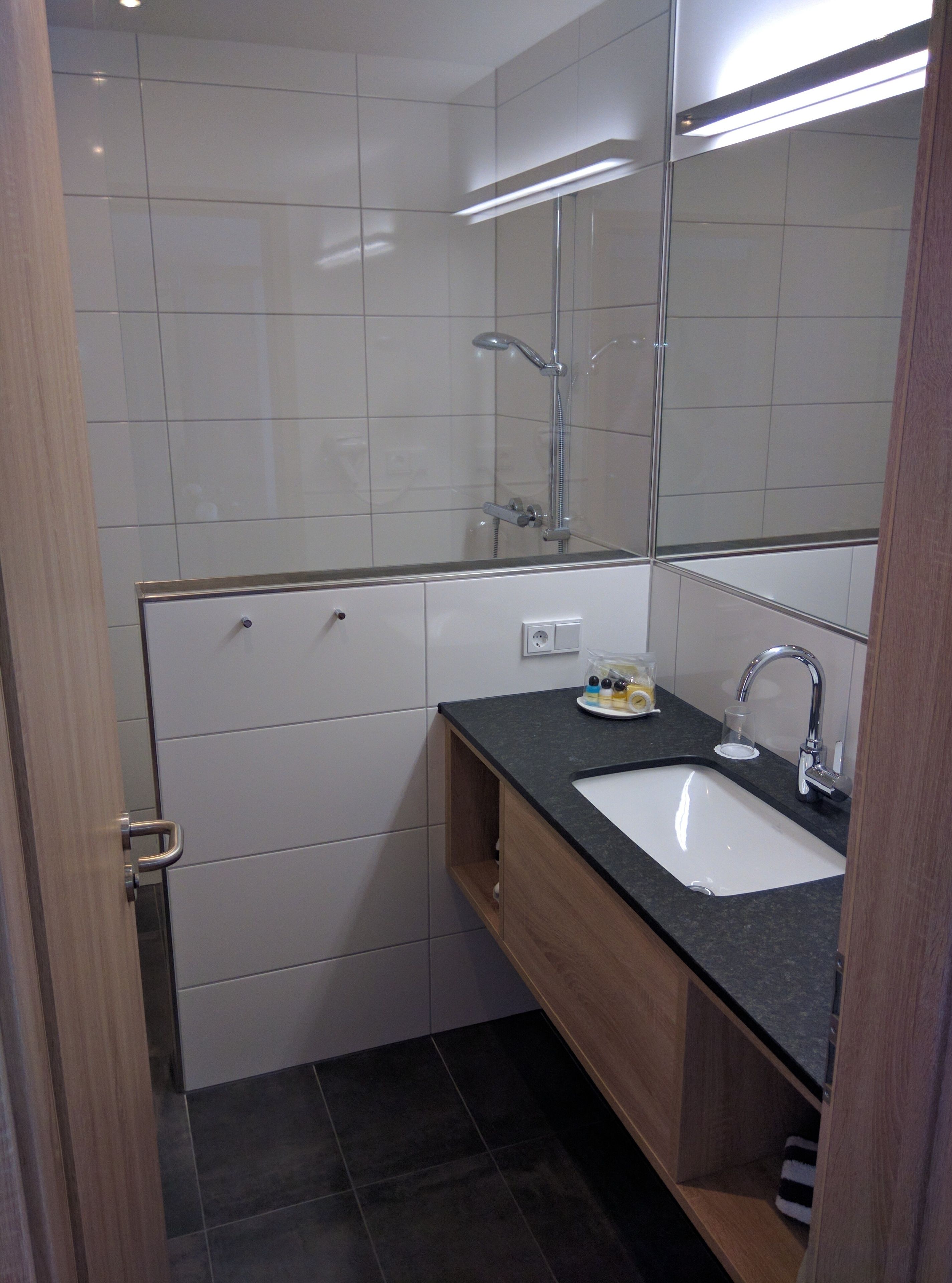 double room | bathroom | shower, free toiletries, hair dryer, towels
