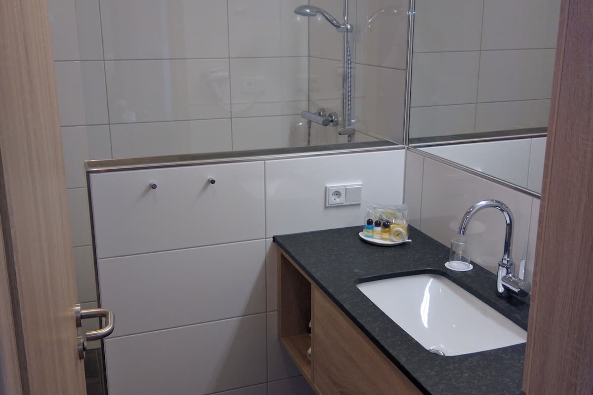 double room | bathroom | shower, free toiletries, hair dryer, towels