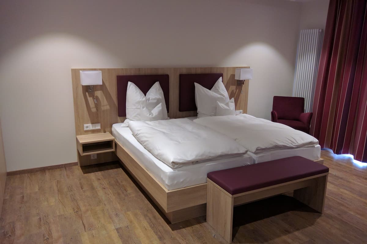 suite | minibar, in-room safe, desk, soundproofing