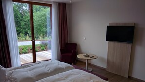 Une chambre d’hôtel avec deux lits, une télévision, une petite table et une chaise.