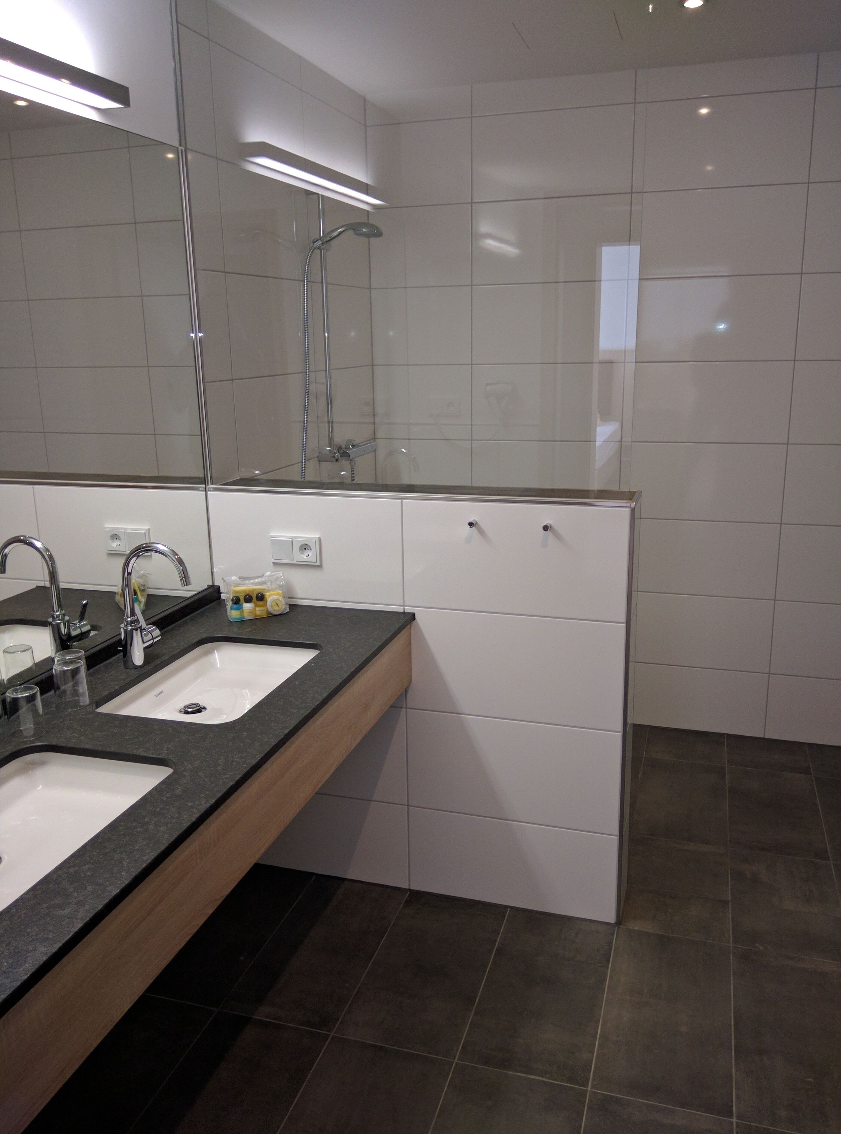 suite | bathroom | shower, free toiletries, hair dryer, towels