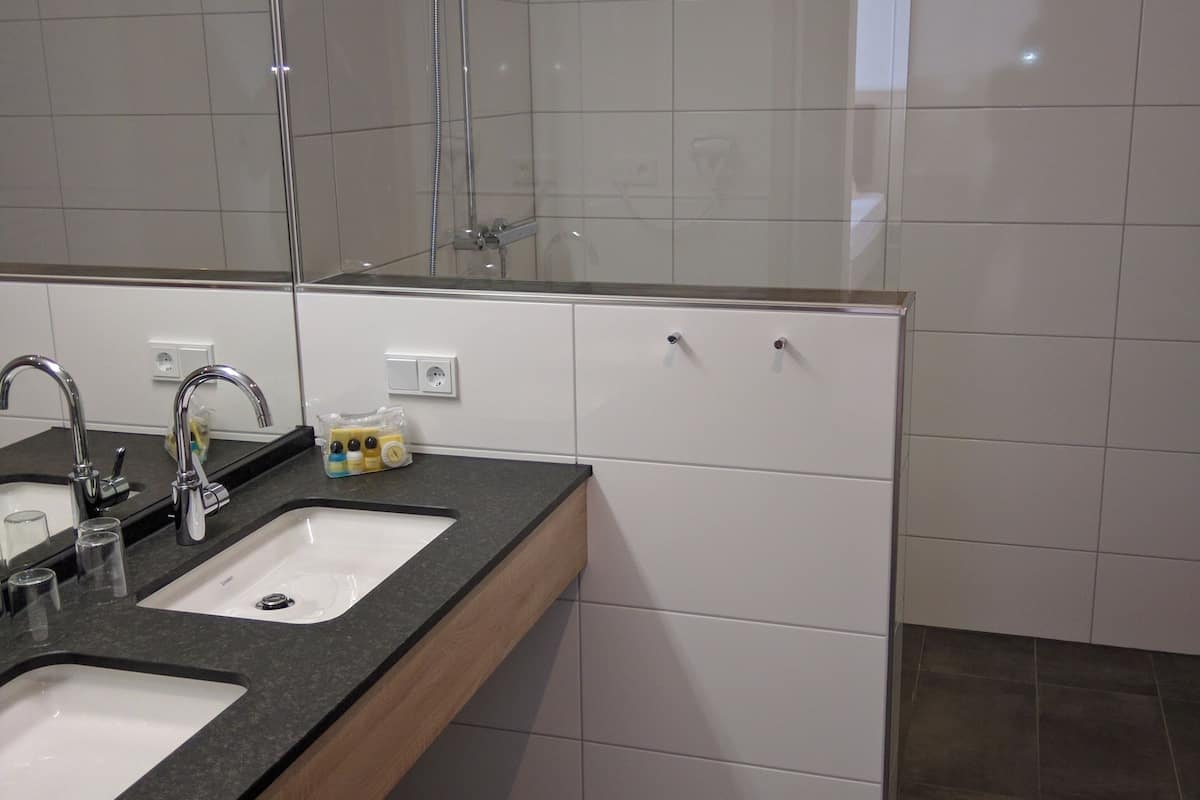 suite | bathroom | shower, free toiletries, hair dryer, towels