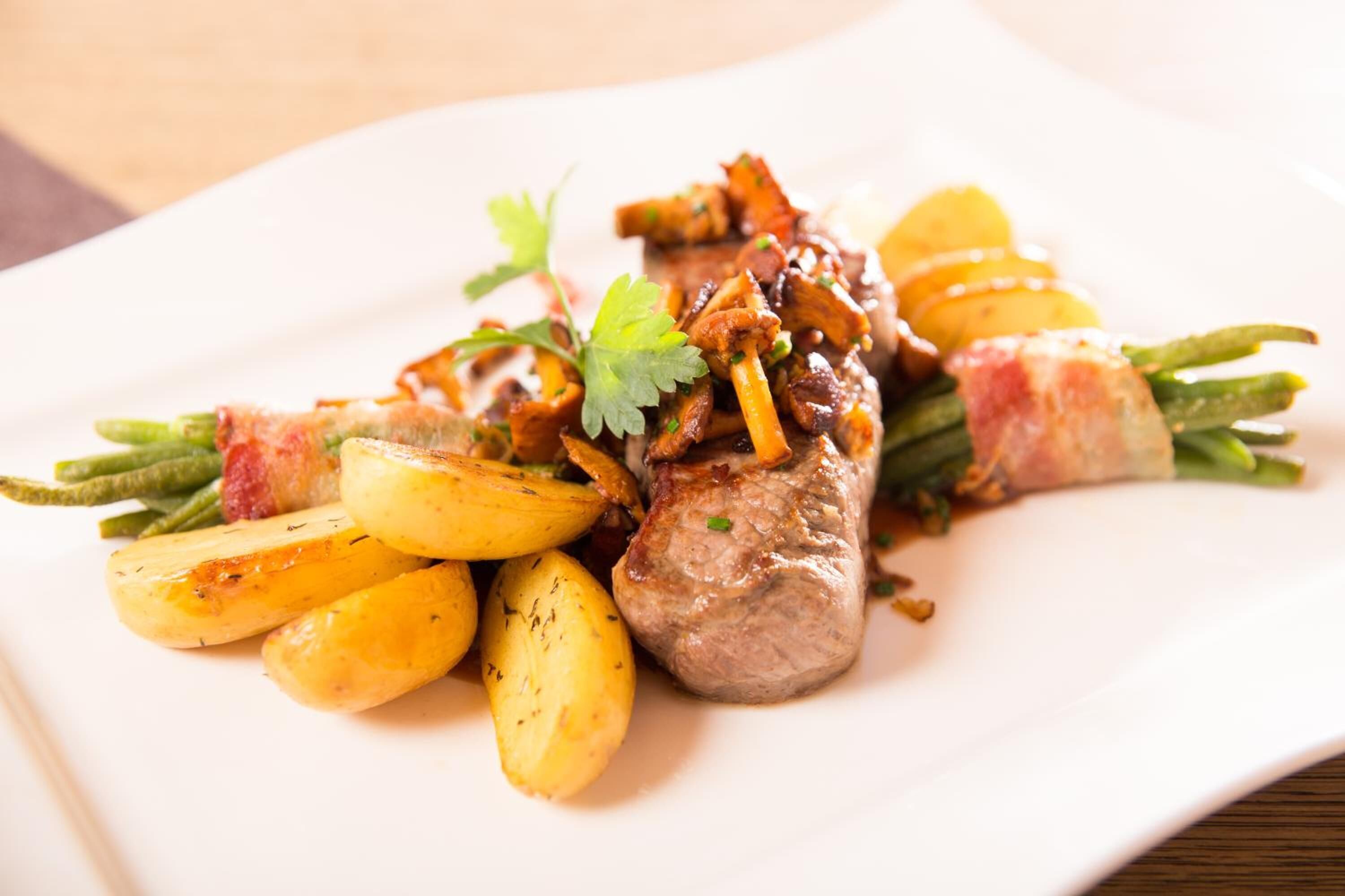 lunch and dinner served, regional cuisine