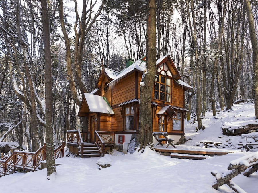 Deluxe-mökki | Untuvapeitot, tallelokero huoneessa, työpöytä