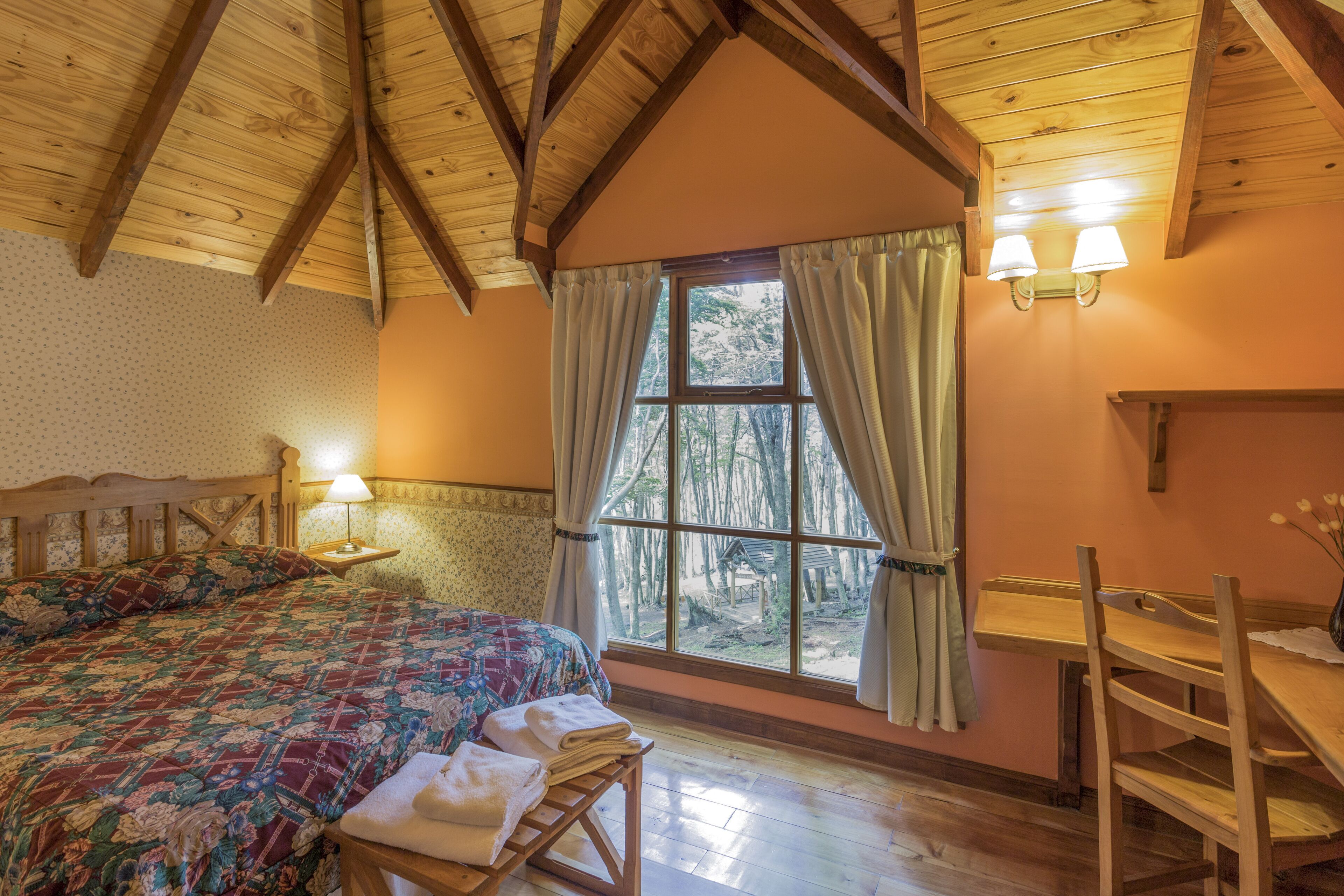 Deluxe Cabin | Down duvets, in-room safe, desk, laptop workspace