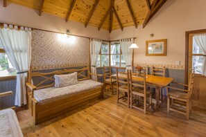 Superior-Ferienhütte, 2 Schlafzimmer | Wohnbereich | 32-Zoll-LCD-Fernseher mit Kabelempfang, Fernseher