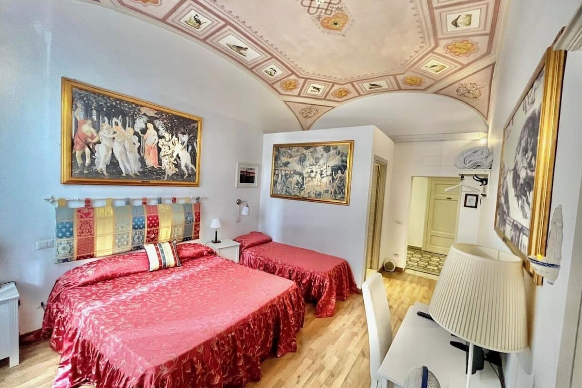 1 chambre, minibar, bureau, fer et planche Ă repasser