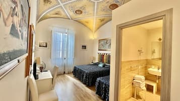 1 camera, minibar, una scrivania, ferro/asse da stiro