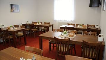 El desayuno cuesta 4 EUR por persona