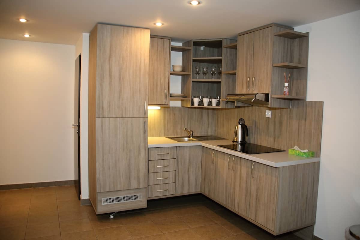 fridge, stovetop, electric kettle, cookware/dishes/utensils