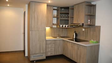 Frigorífico, placa de cocina, hervidor eléctrico y utensilios de cocina