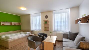 Habitación doble | 1 dormitorio, caja fuerte, escritorio y cortinas opacas