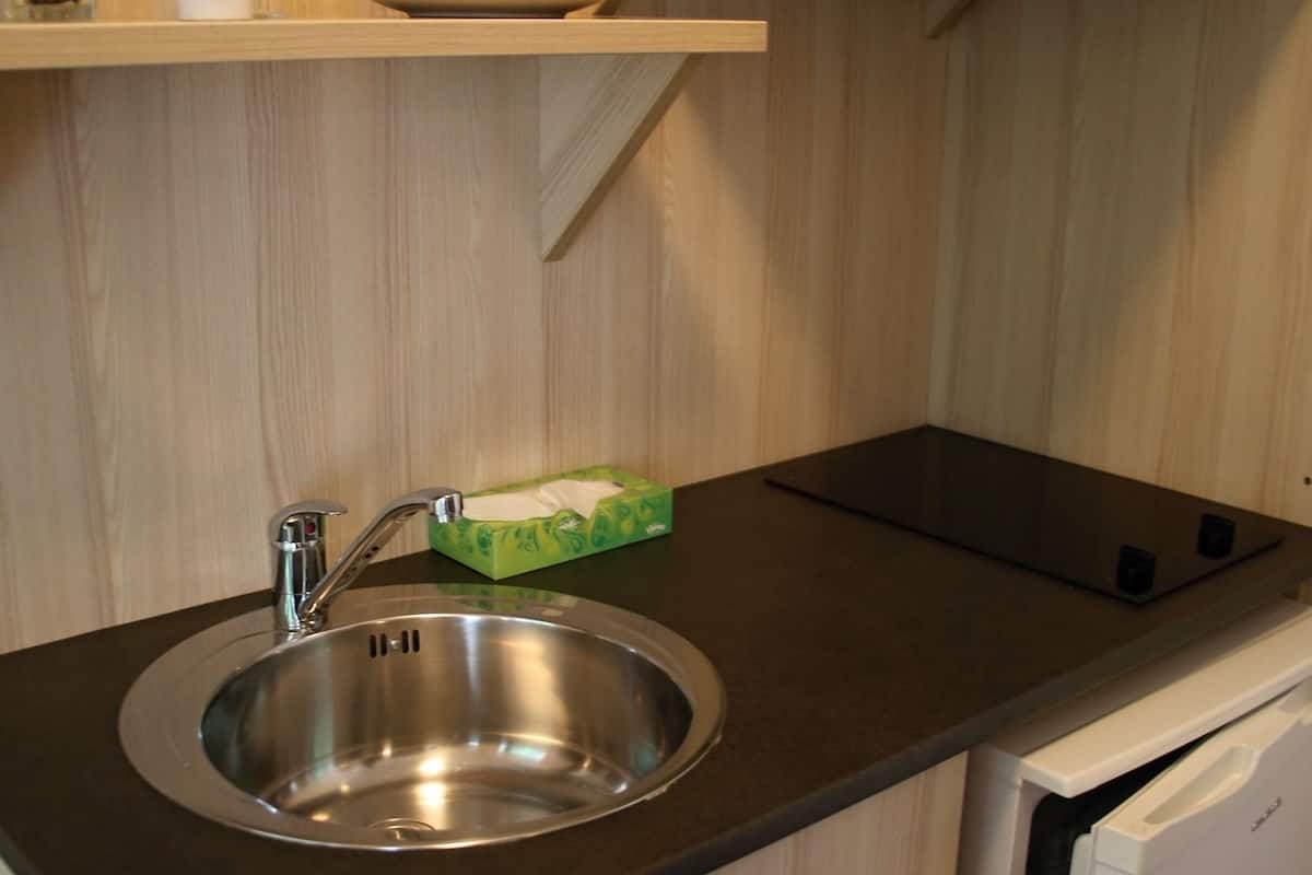 fridge, stovetop, electric kettle, cookware/dishes/utensils