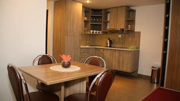 Apartamento, 1 habitación (4 Adults) | Cocina privada | Frigorífico, placa de cocina, hervidor eléctrico y utensilios de cocina