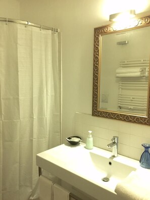 Shower, free toiletries, hair dryer, towels - Vicolo del lupo Guesthouse (Rome)