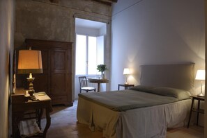 Minibar, individually decorated, individually furnished, desk - Vicolo del lupo Guesthouse (Rome)