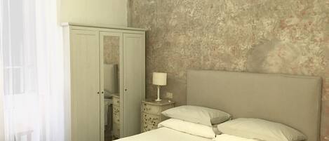 Minibar, individually decorated, individually furnished, desk