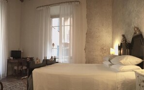 Minibar, individually decorated, individually furnished, desk - Vicolo del lupo Guesthouse (Rome)