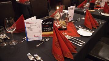 Tägliches Frühstücksbuffet (10 EUR pro Person)