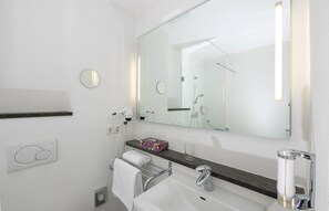 Shower, free toiletries, hair dryer, towels - Hotel Pinger (Remagen)