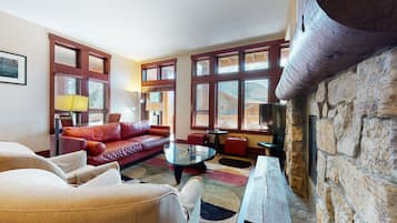 Nhà liên kế, 3 phòng ngủ | Khu phòng khách | TV, đầu đĩa DVD