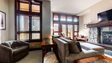 Nhà liên kế, 3 phòng ngủ | Khu phòng khách | Smart TV, đầu đĩa DVD