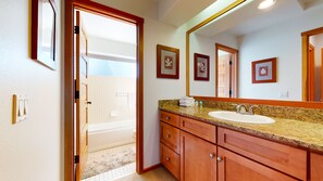 Appartement, 2 slaapkamers | Badkamer | Handdoeken, shampoo