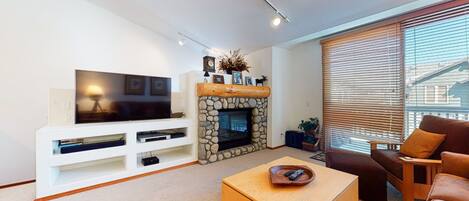 Condo, 2 habitaciones | Sala de estar | Televisión y reproductor de DVD