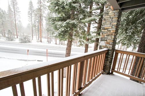 Summit 211 Spacious and Clean, Private Balcony, On Free Shuttle Route by RedAwning