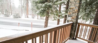 Summit 211 Spacious and Clean, Private Balcony, On Free Shuttle Route by RedAwning