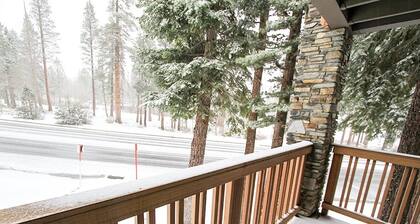 Summit 211 Spacious and Clean, Private Balcony, On Free Shuttle Route by RedAwning