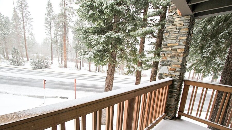 Summit 211 Spacious and Clean, Private Balcony, On Free Shuttle Route by RedAwning