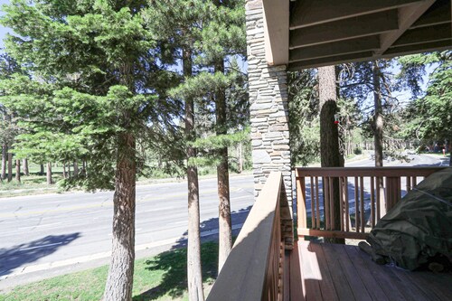 Summit 211 Spacious and Clean, Private Balcony, On Free Shuttle Route by RedAwning