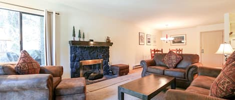 Condo, 1 Bedroom | Living room | Smart TV, DVD player