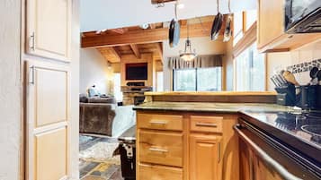 Condo, 1 Bedroom | Private kitchen